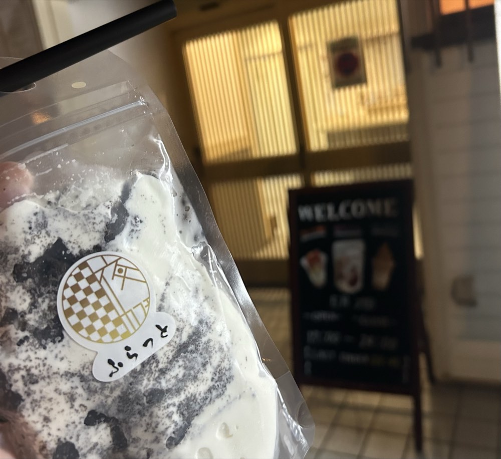 お店の入口で飲むアイスを持ったところ